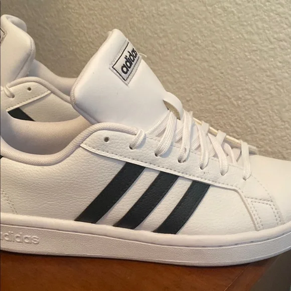 Adidas Classic White Shoes with Black Accents - Picture 7 of 12